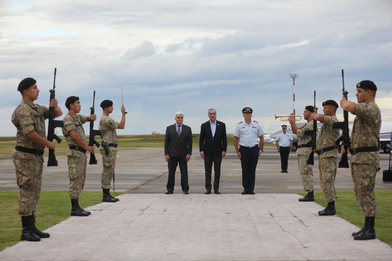 Presidente Abinader llega a Montevideo para asistir a la toma de posesión de Yamandú Orsi