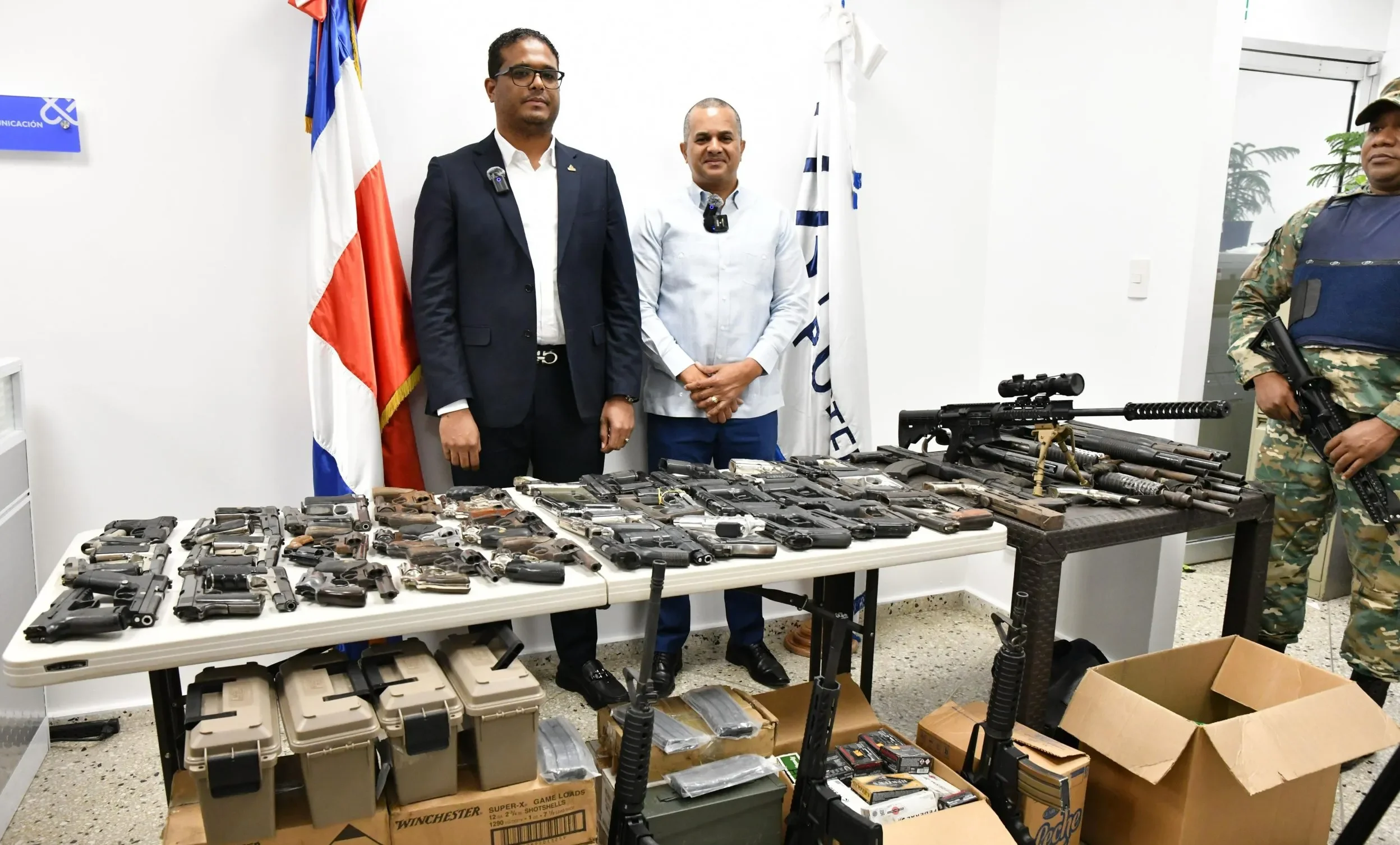 Fiscalía de Santo Domingo Oeste entrega a Interior y Policía 94 armas de fuego usadas para actividades delictivas