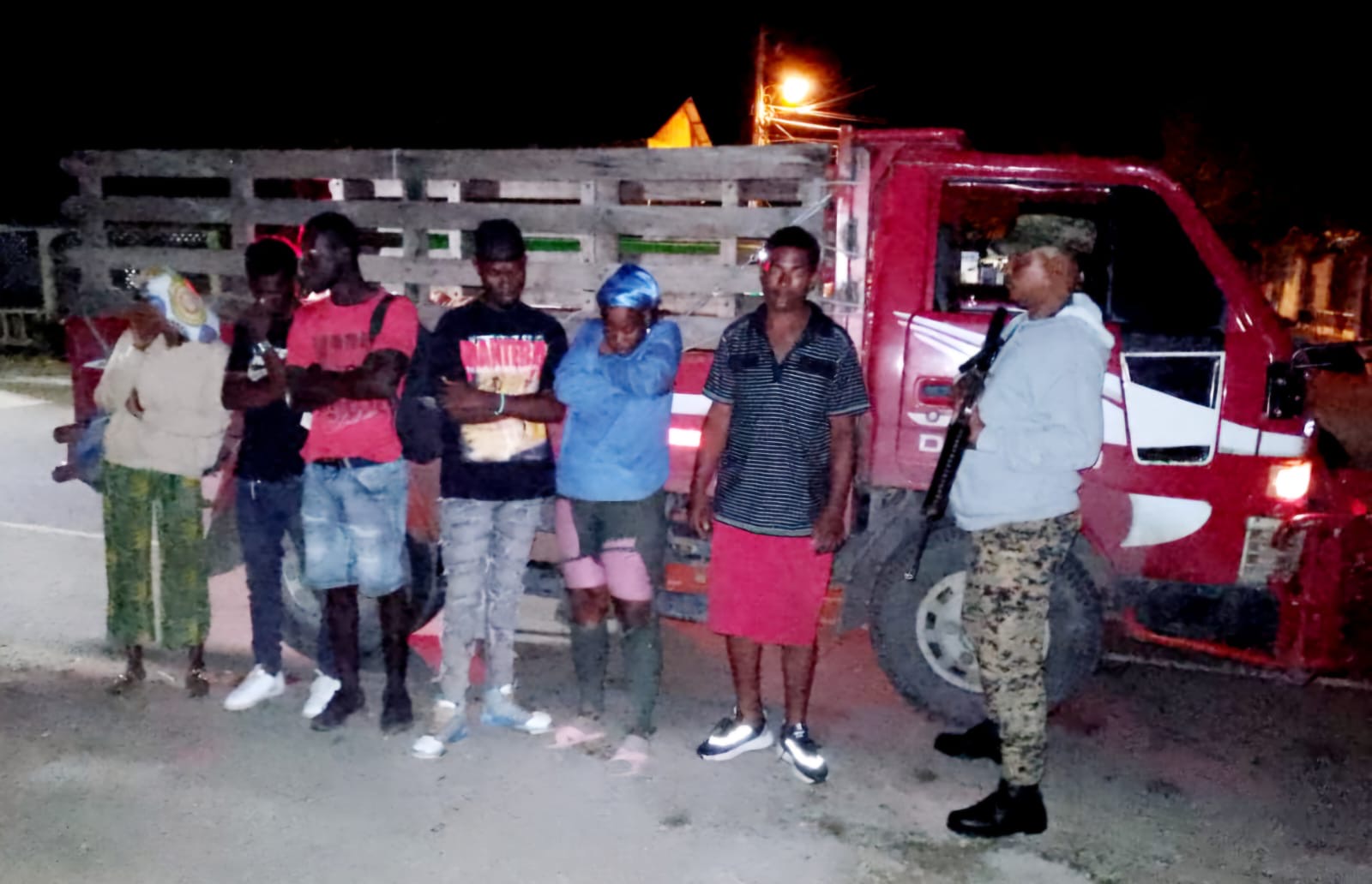 Arrestan camionero ocultaba inmigrantes indocumentados bajo una lona en Montecristi
