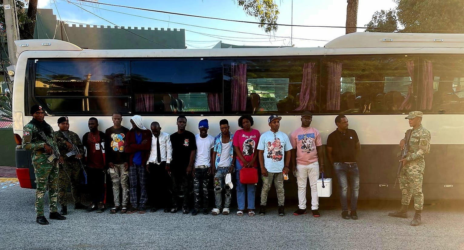 ERD arresta a seis dominicanos y dos haitianos por transportar indocumentados
