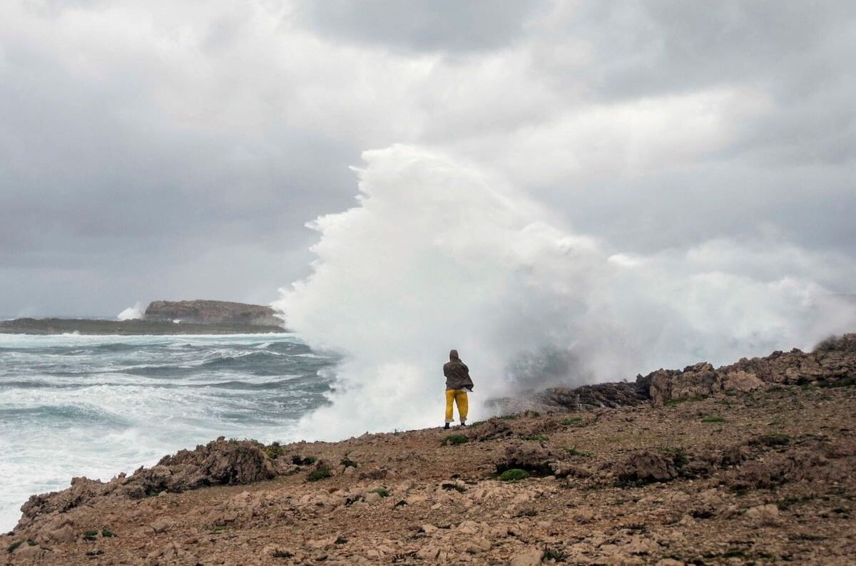 Lluvias en el interior y oleaje peligroso en ambas costas del país