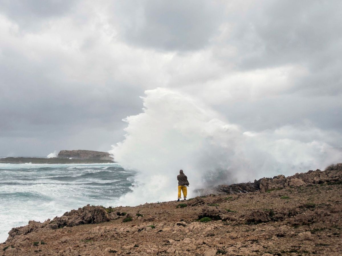 Viento del noreste trae lluvias pasajeras; alertas por oleaje peligroso en ambas costas
