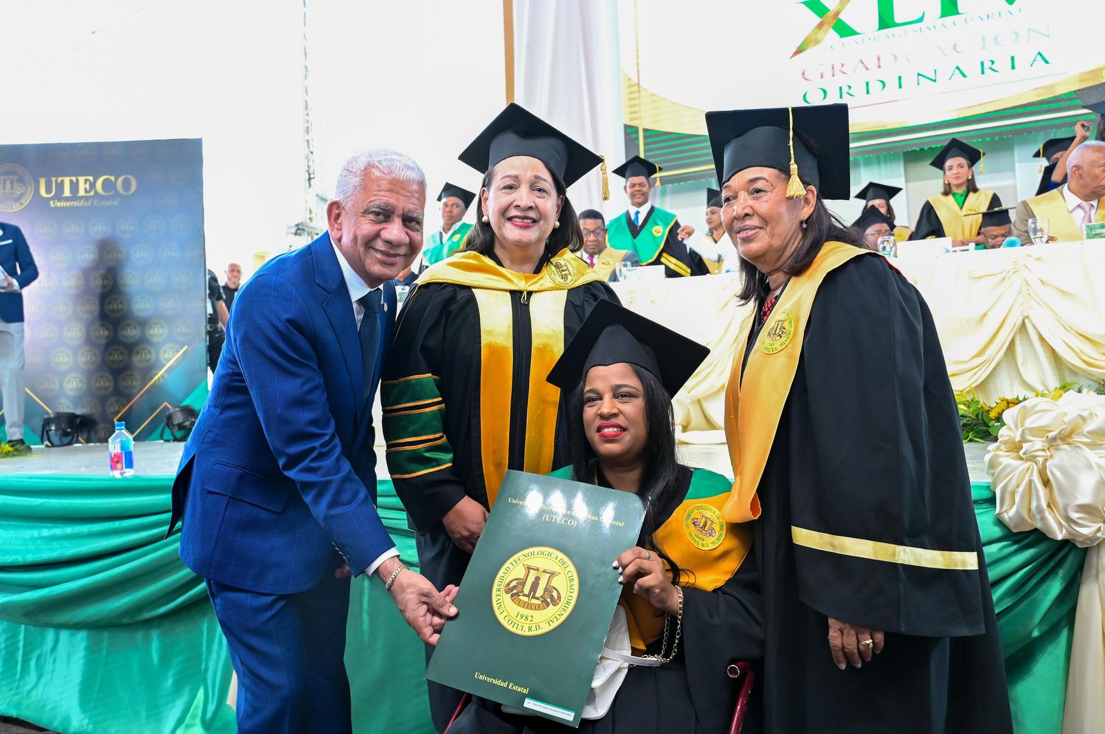 Ricardo de los Santos asiste a graduación ordinaria de UTECO