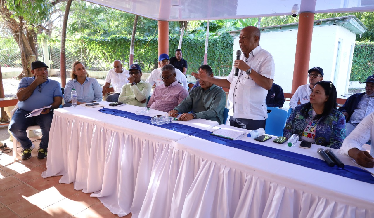 Director IAD celebra encuentro con asociaciones campesinas de la Línea Noroeste para buscar solución a sus problemas