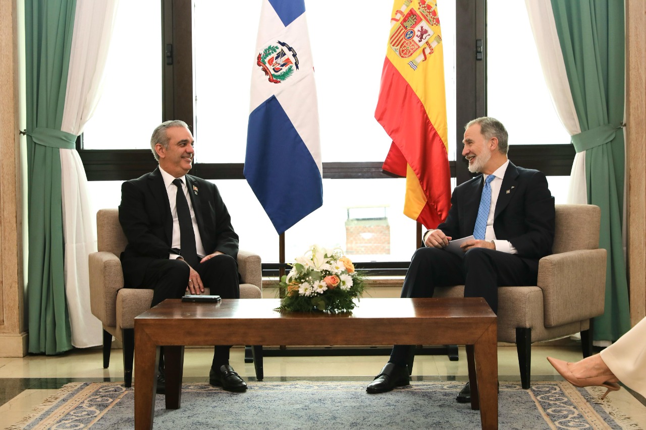 Presidente Abinader se reúne con el Rey de España También sostiene encuentros con el presidente de Paraguay y el mandatario saliente de Uruguay