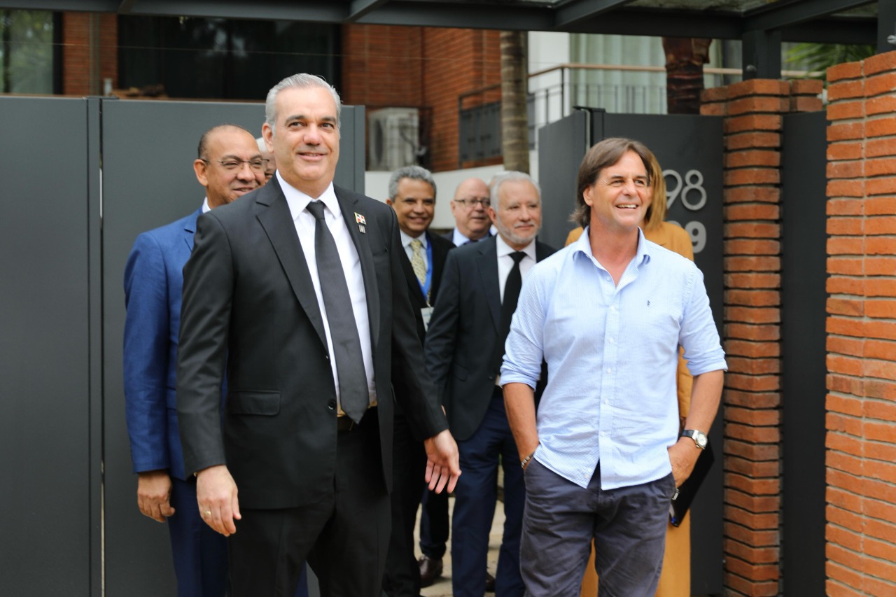 Presidente Abinader regresa a RD tras una exitosa visita a Uruguay, donde fortaleció lazos internacionales