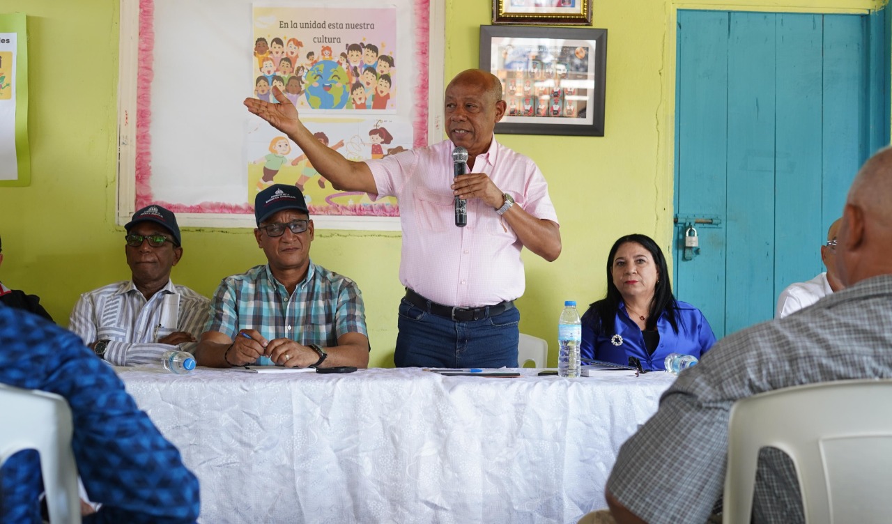 Director IAD escucha inquietudes de productores agrícolas de Montecristi en procura de soluciones a problemas