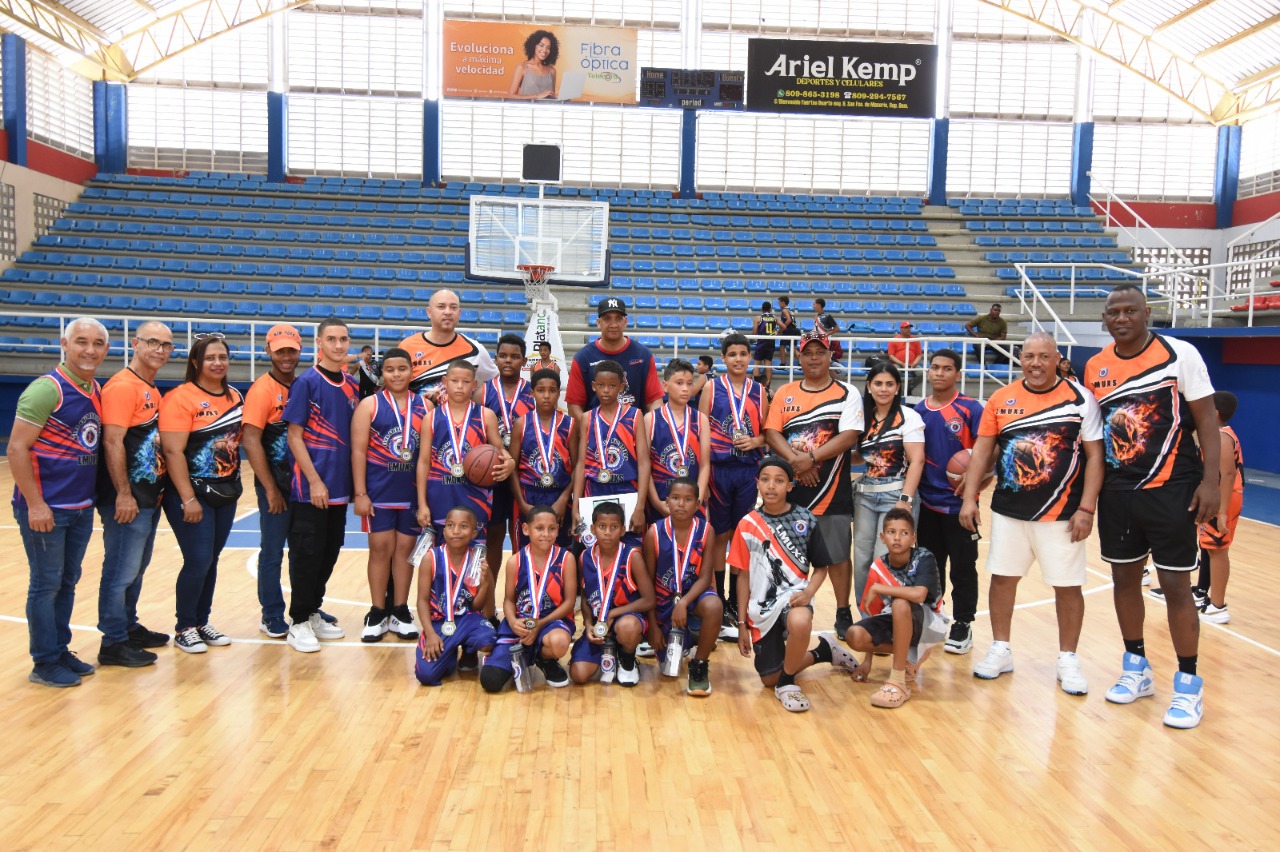 Fundación Los Mina Unidos por Siempre impulsa el baloncesto en San Francisco de Macorís