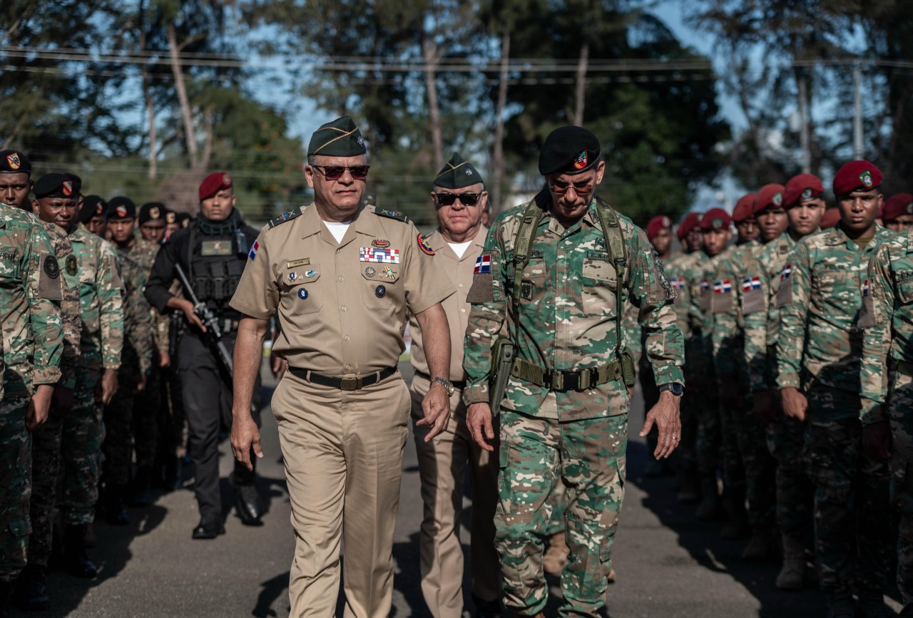 Ministro de Defensa felicita a tropas por destacada participación en el Desfile Militar del 27 de Febrero