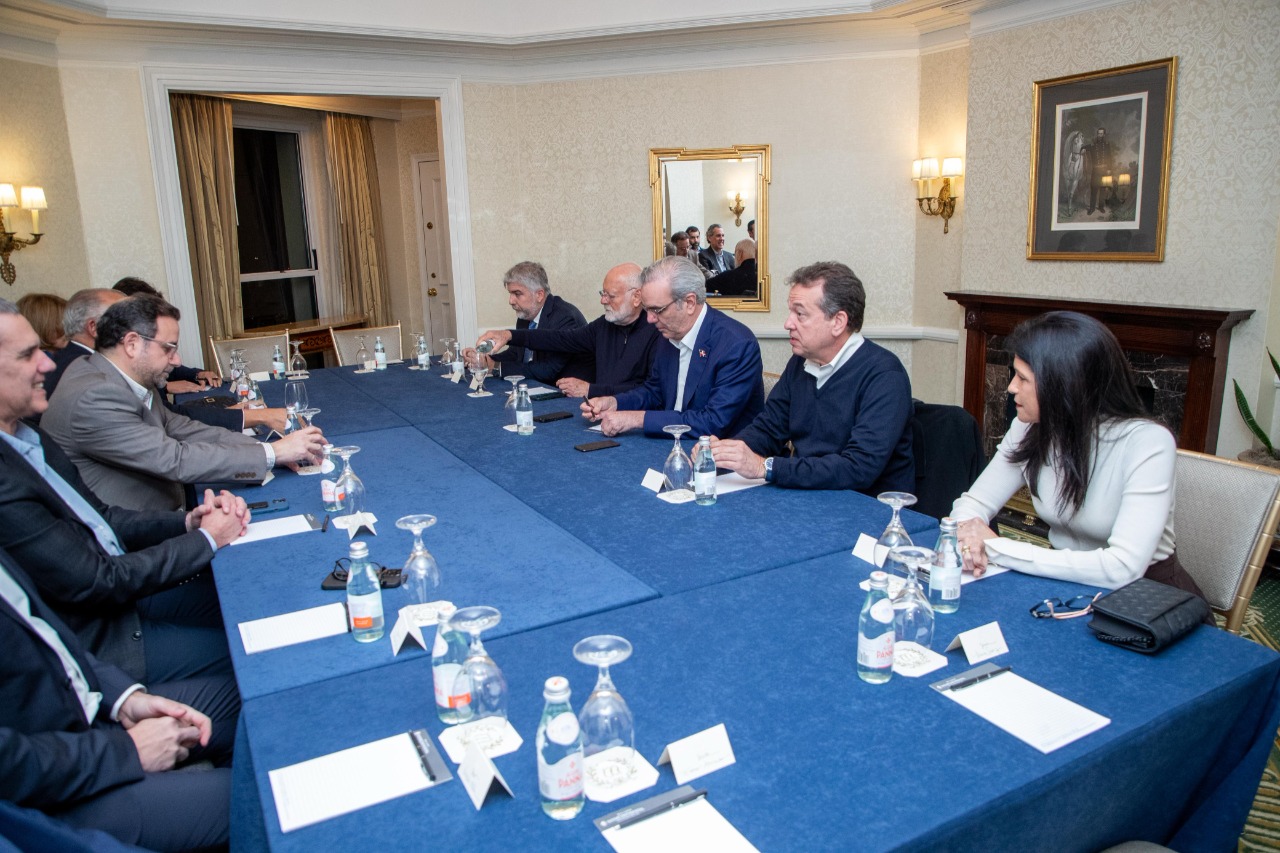 Presidente Abinader Sostiene reunión de coordinación con empresarios dominicanos tras su arribo anoche a Washington