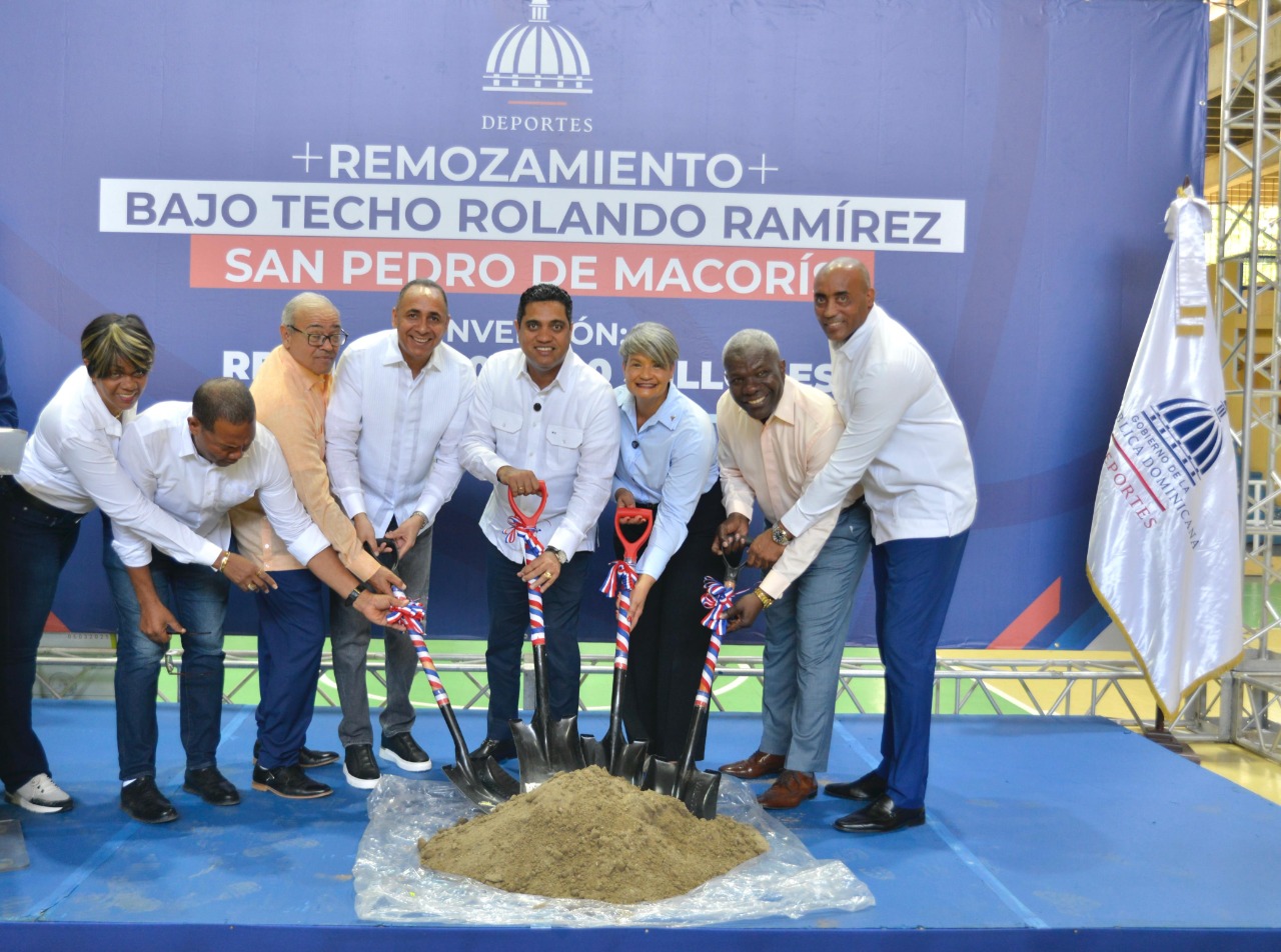 Ministro Kelvin Cruz entrega 16.3 millones para remozar multiuso Rolando Ramírez en SPM