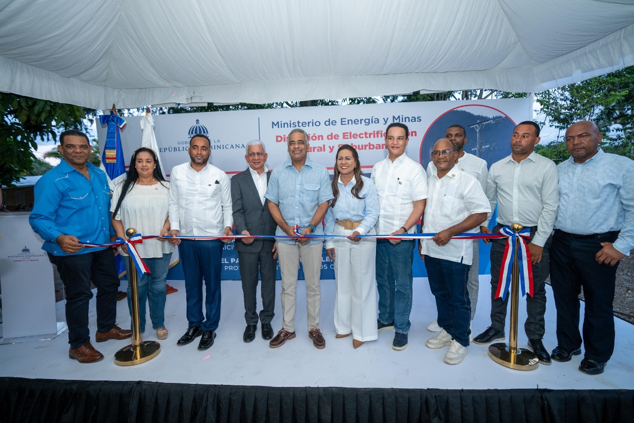 Senador de la provincia Sanchez Ramirez, Ricardo de los Santos saluda entrega de electrificación en Fantino, Cotuí