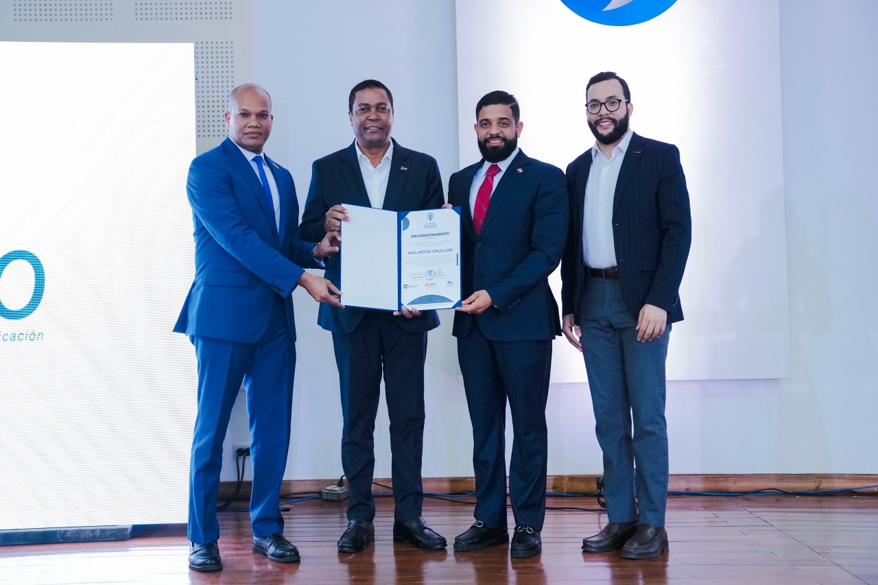 CAESCO reconoce a Welinton Grullón por su destacada contribución en la Formación Integral de la Municipalidad
