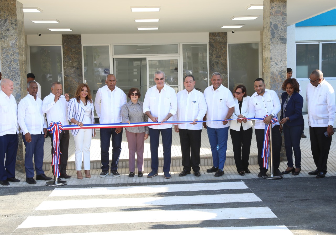 Presidente Abinader inaugura Hospital Provincial Nuestra Señora de Regla en Baní y Centro Deportivo Comunitario en Sabana Yegua, Azua