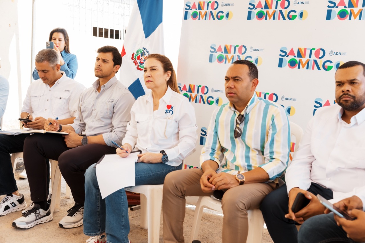 Carolina Mejía escucha y lleva soluciones a los comunitarios de Los Peralejos