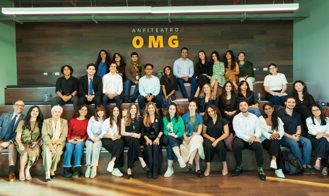 Carolina Mejía conversa con estudiantes de derecho y los invita a unirse al servicio público