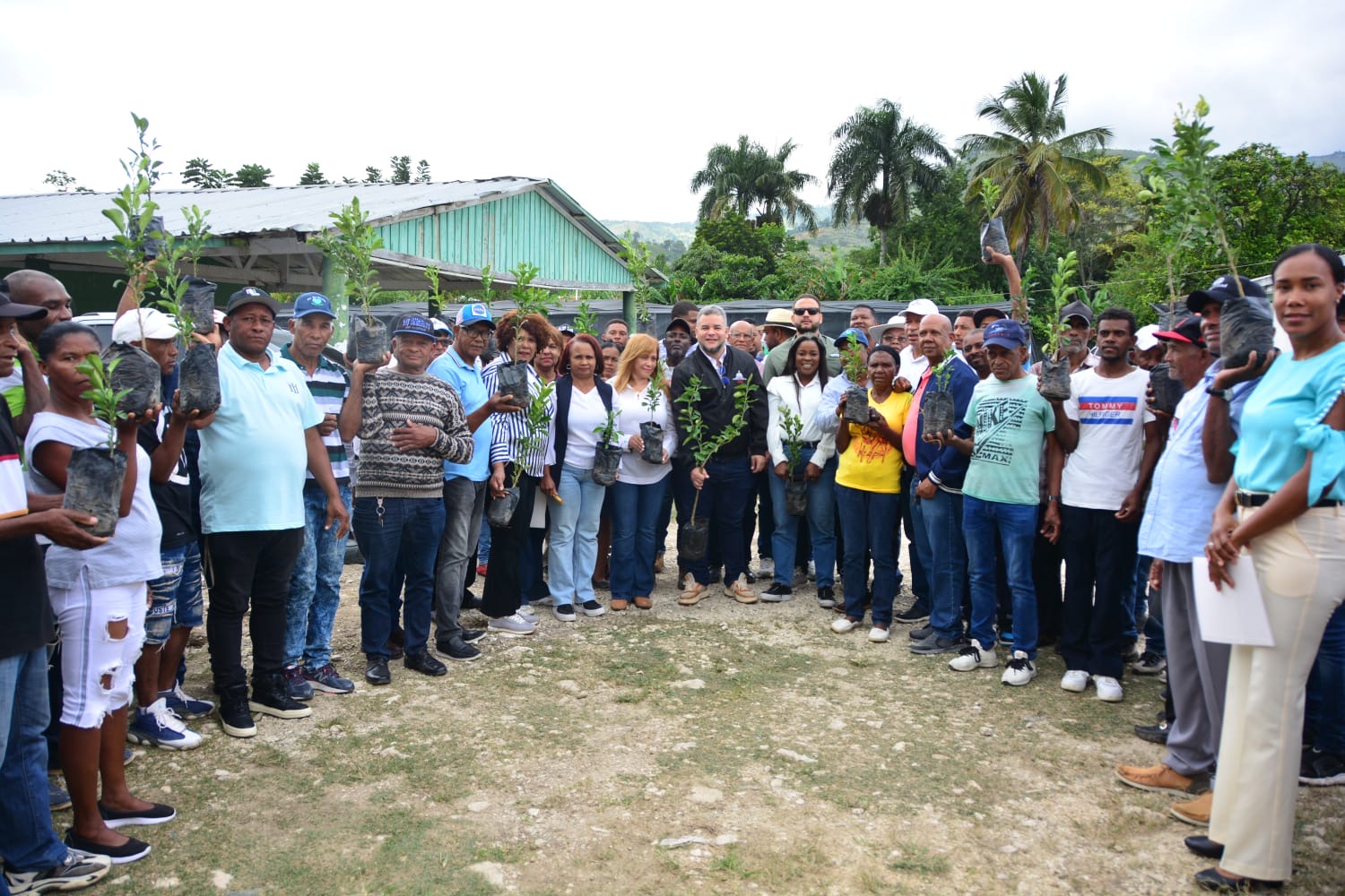 FEDA promueve agroecología en Hondo Valle Capacitan y donan 25 mil plántulas de café a caficultores de Hondo Valle