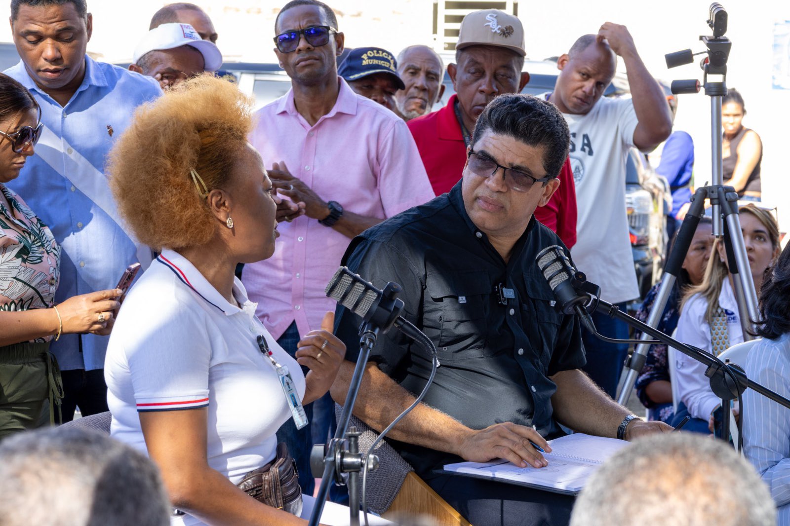 El alcalde Dío Astacio lanza el programa “Dío TV Te Escucha y Te Responde” en el sector en Perla Antillana