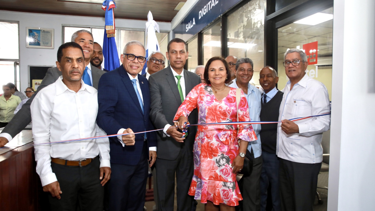 Indotel inaugura sala digital en biblioteca Ateneo Amantes de la Luz de Santiago