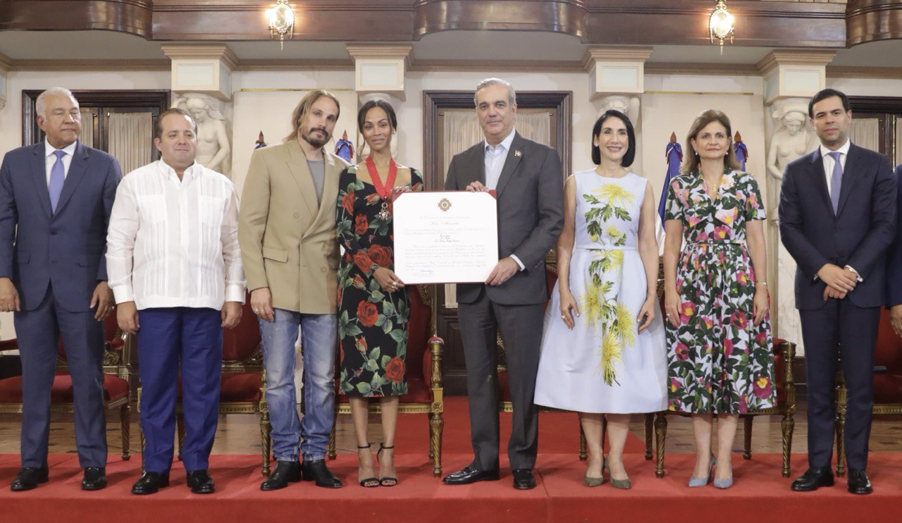 Presidente Abinader condecora a Zoe Saldaña con la Orden Heráldica de Cristóbal Colón y dice actriz es ejemplo de que los dominicanos sí podemos