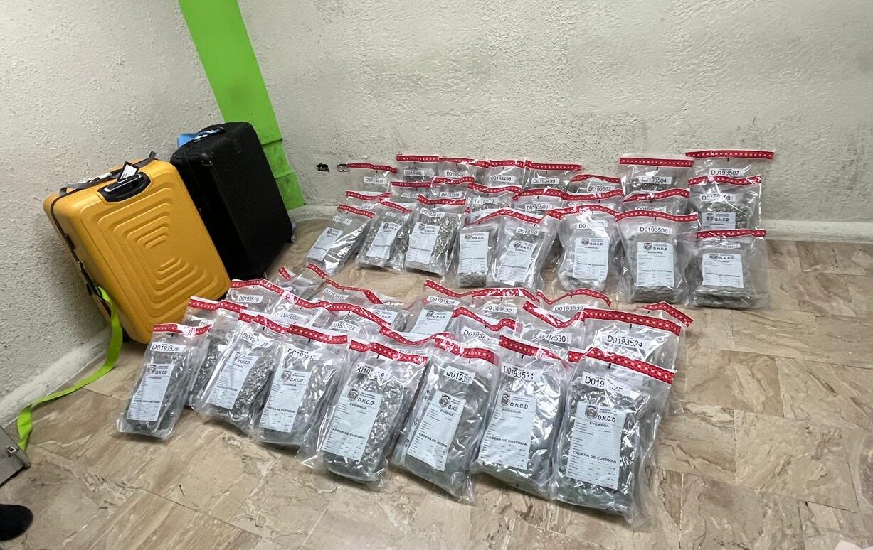 DNCD incauta 90 pacas de marihuana y presunto crack en aeropuerto de Punta Cana