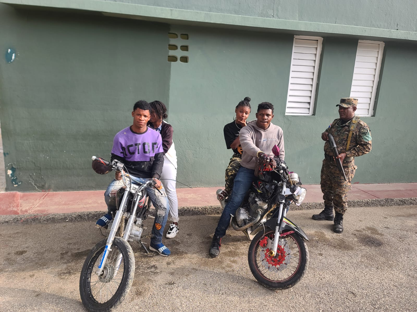 Detienen otro grupo de indocumentados que eran trasladados en cuatro motocicletas en San Juan y Montecristi