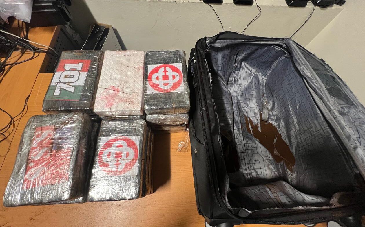 DNCD Atrapan a italiano con 24 paquetes de presunta cocaína en el AILA