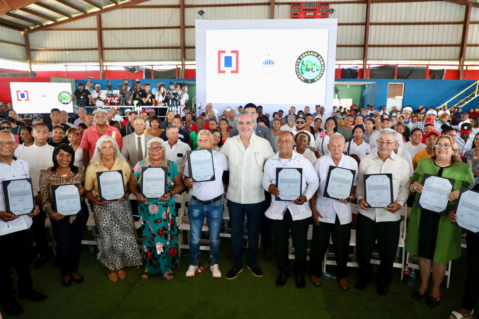 Presidente Abinader entrega 819 títulos de propiedad de un total de 1,955 que impactan a más de 7,820 personas de Esperanza, Valverde