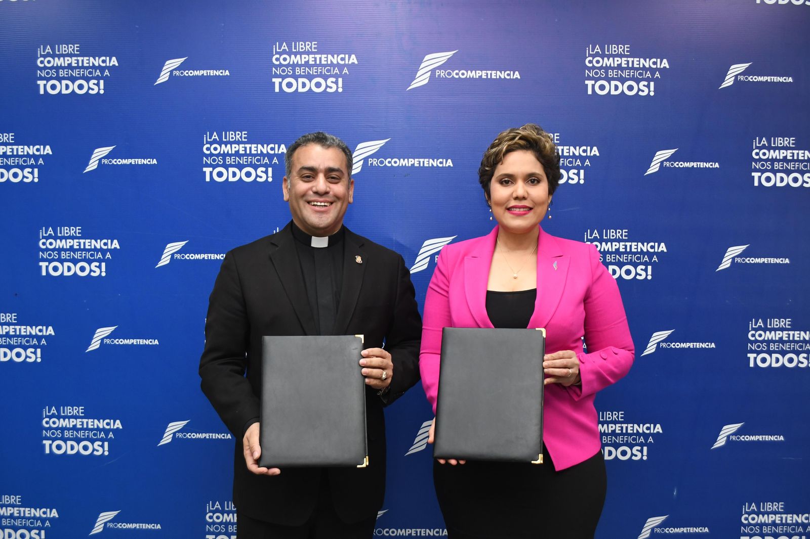 Pro-Competencia firma acuerdo con la UCNE para formar futuros expertos en competencia