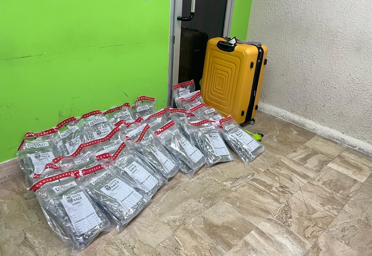 Detienen a tres extranjeros vinculados al decomiso de 170 paquetes de droga en el AIPC