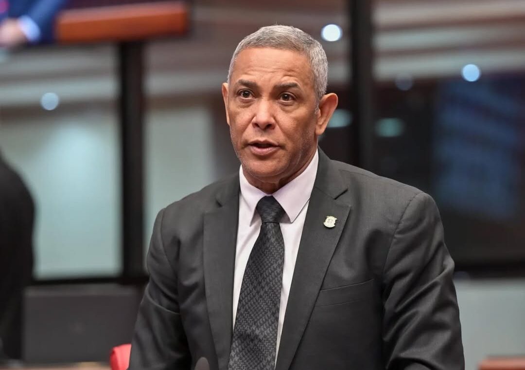 Senador Franklin Romero reintroduce proyecto para que niños en orfandad por feminicidio reciban pensión por ley
