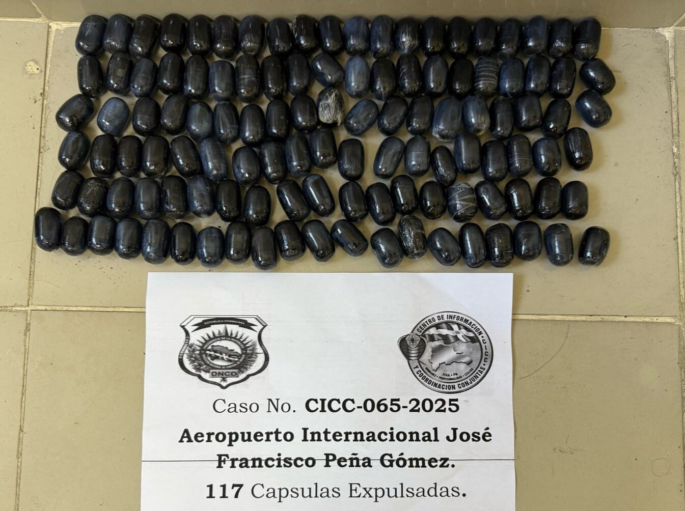 DNCD Detiene en AILA a Dos Mujeres con 246 Cápsulas de Cocaína en el Estómago