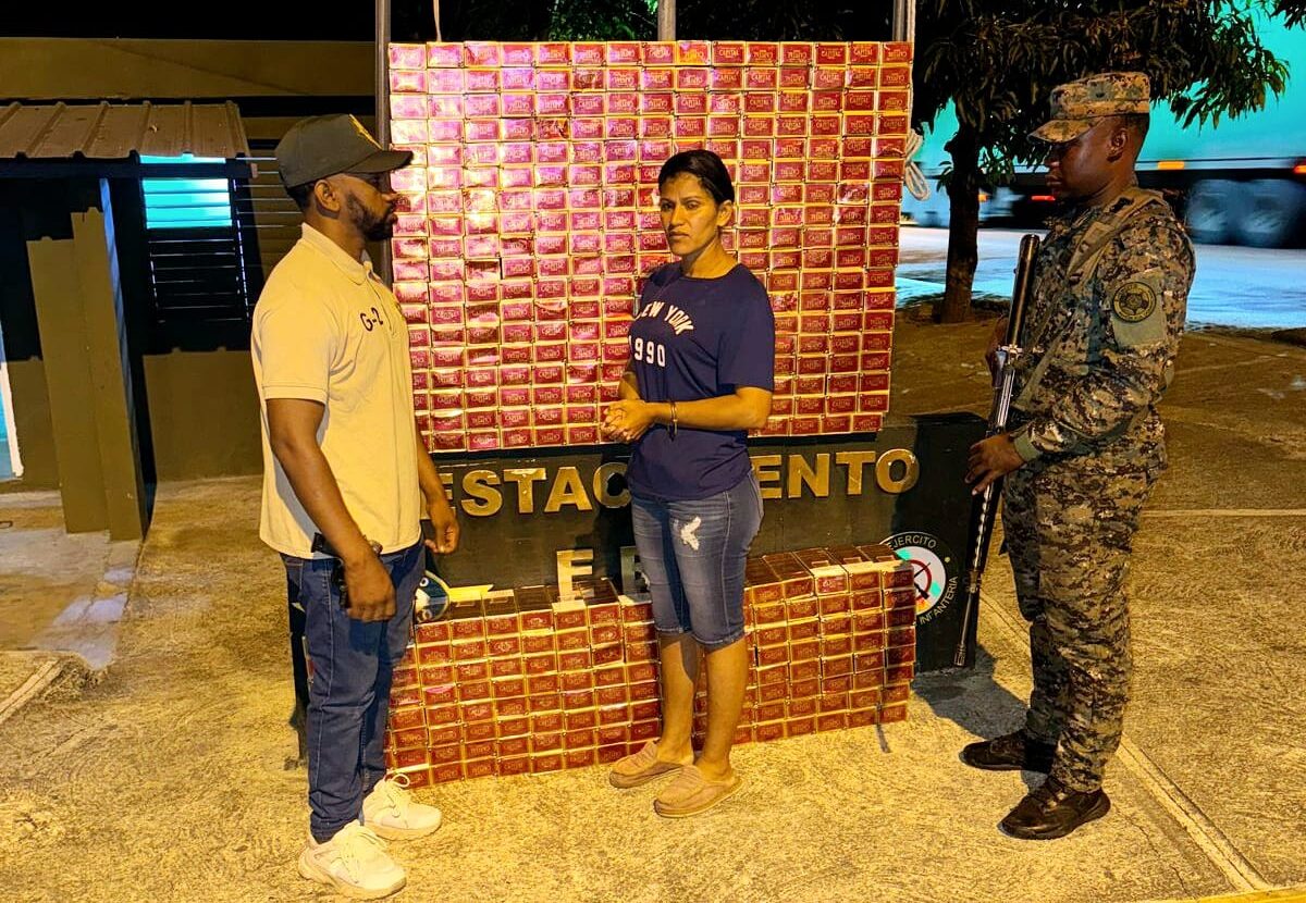 Patrullas del Ejército arrestan a mujer con 83 mil cigarrillos de contrabando y hombre con 9.7 libras de marihuana
