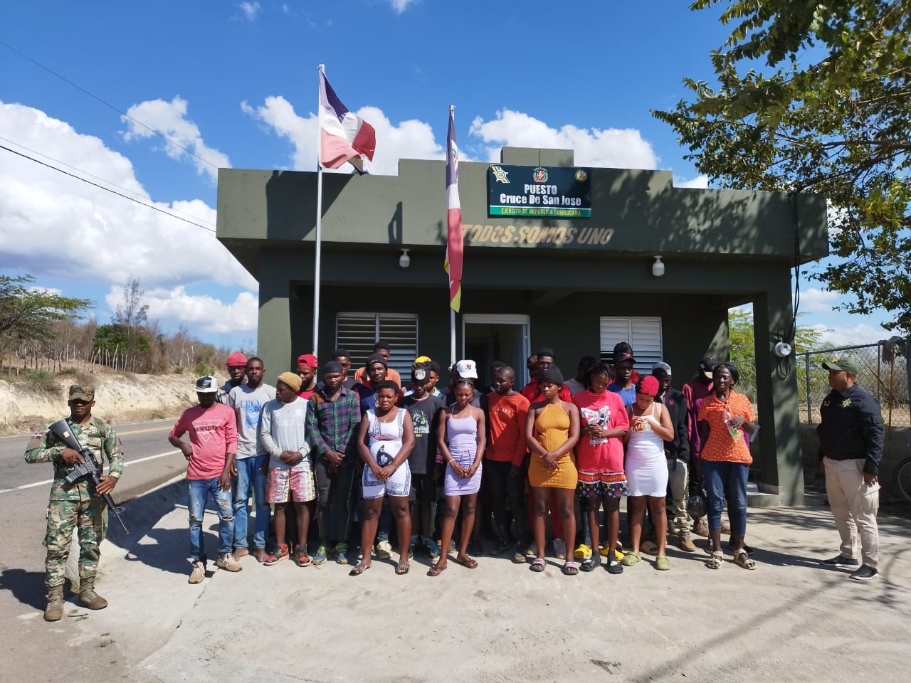 Arrestan dos dominicanos ocultaban indocumentados en maletero de autobús en San Juan de la Maguana