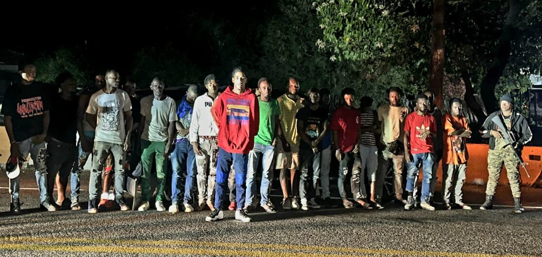 Interceptan dos jeepetas con 31 indocumentados en San Juan de la Maguana