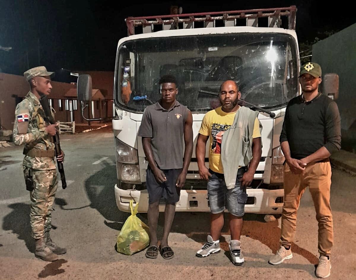 Detienen camionero ocultaba indocumentado bajo una carga de sacos en Valverde