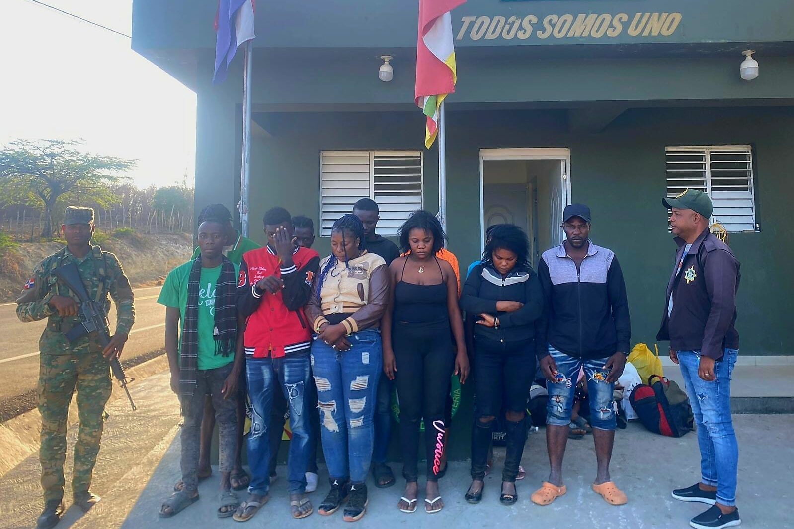 Ejército detiene inmigrantes indocumentados en una casucha deshabitada en Elías Piña