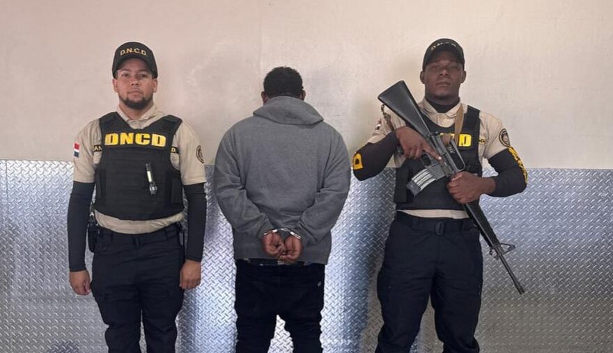Arrestan en el AILA hombre intentó viajar a Colombia con impedimento de salida por violar ley 50-88