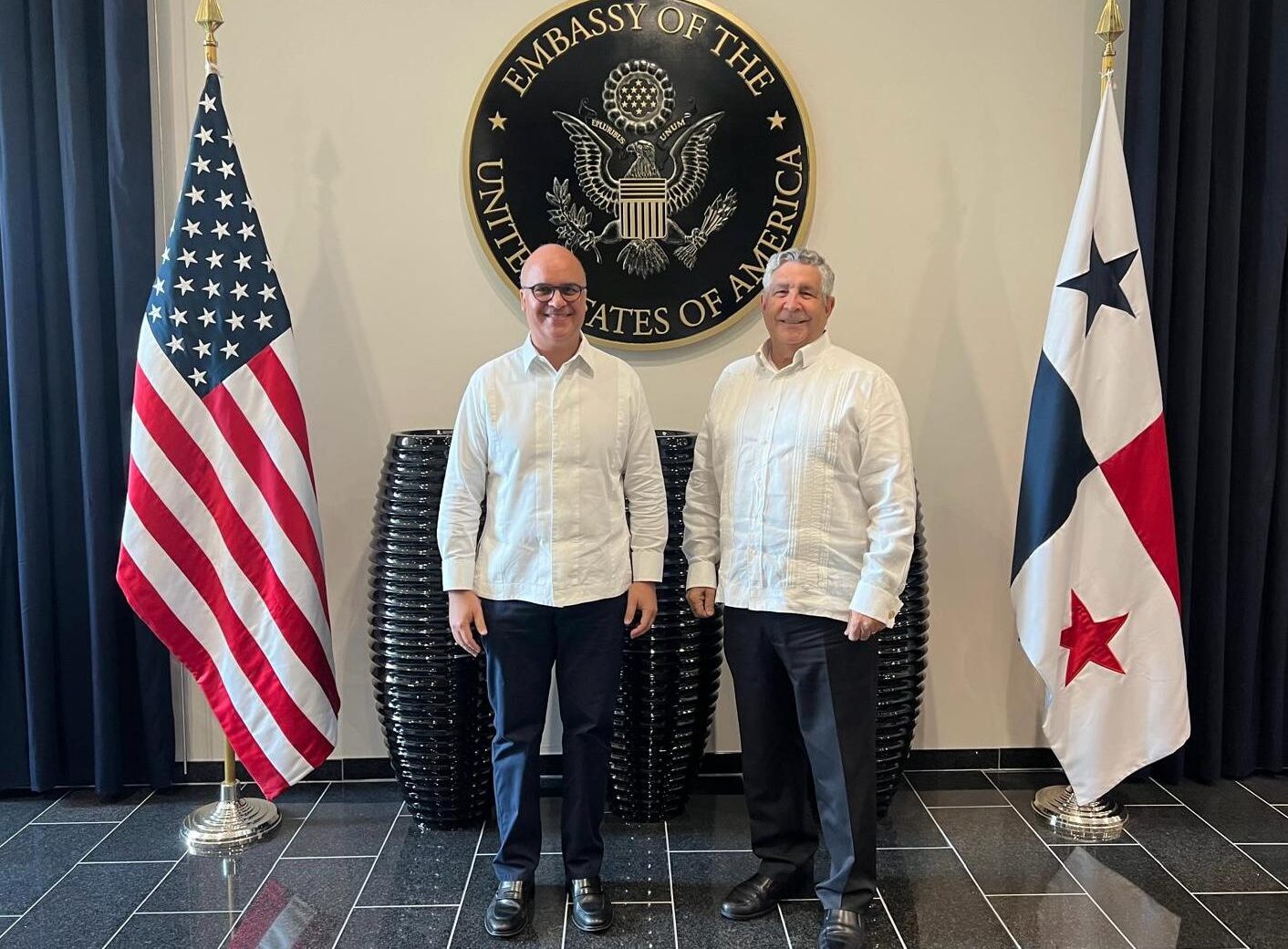 Director general IDAC trata temas de interés para sistema aeronáutico RD, con director de la Oficina Hemisférica FAA