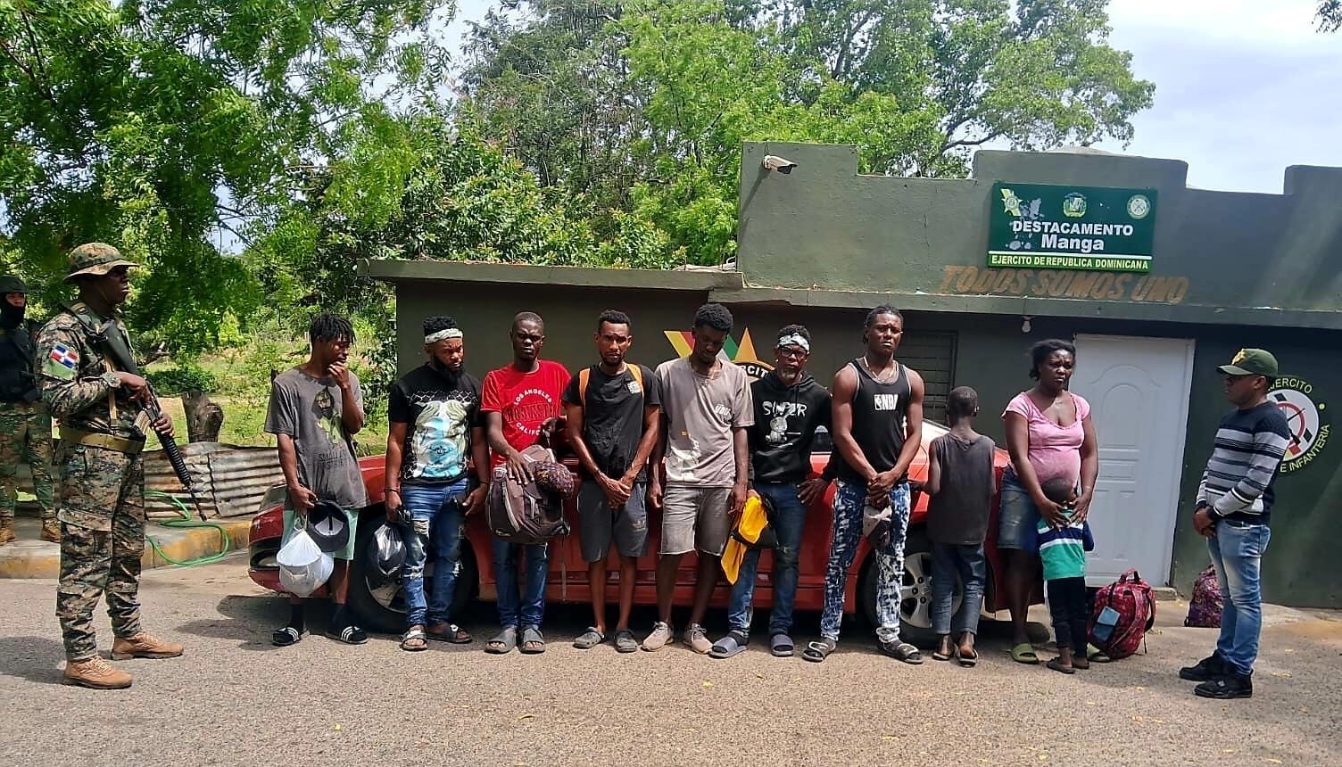Ejército intercepta indocumentados en diferentes zonas de Montecristi y Santiago