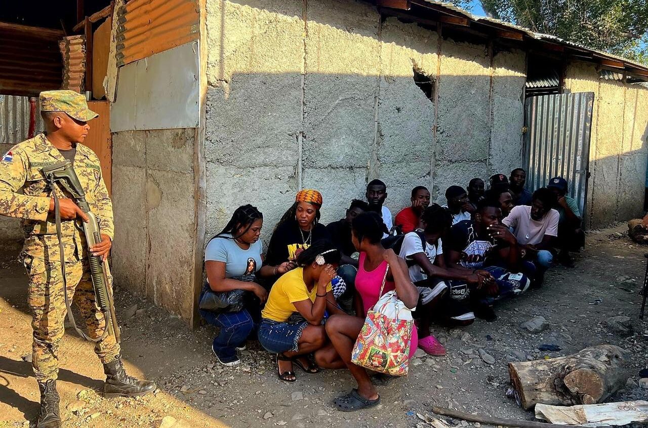 Descubren inmigrantes indocumentados escondidos en una vivienda utilizada como refugio en Elías Piña