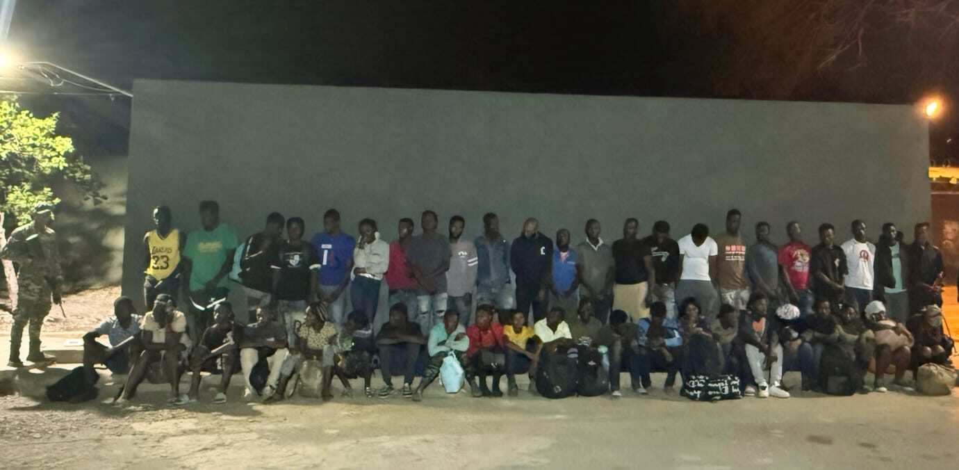 Detienen grupo de 48 inmigrantes indocumentados en un platanal en Valverde