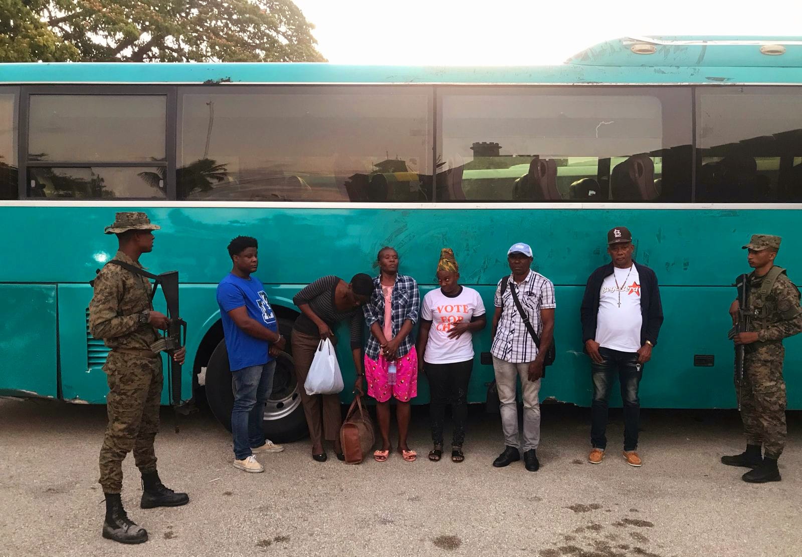 Detienen inmigrantes indocumentados en el maletero de autobús de transporte público en San Juan de la Maguana