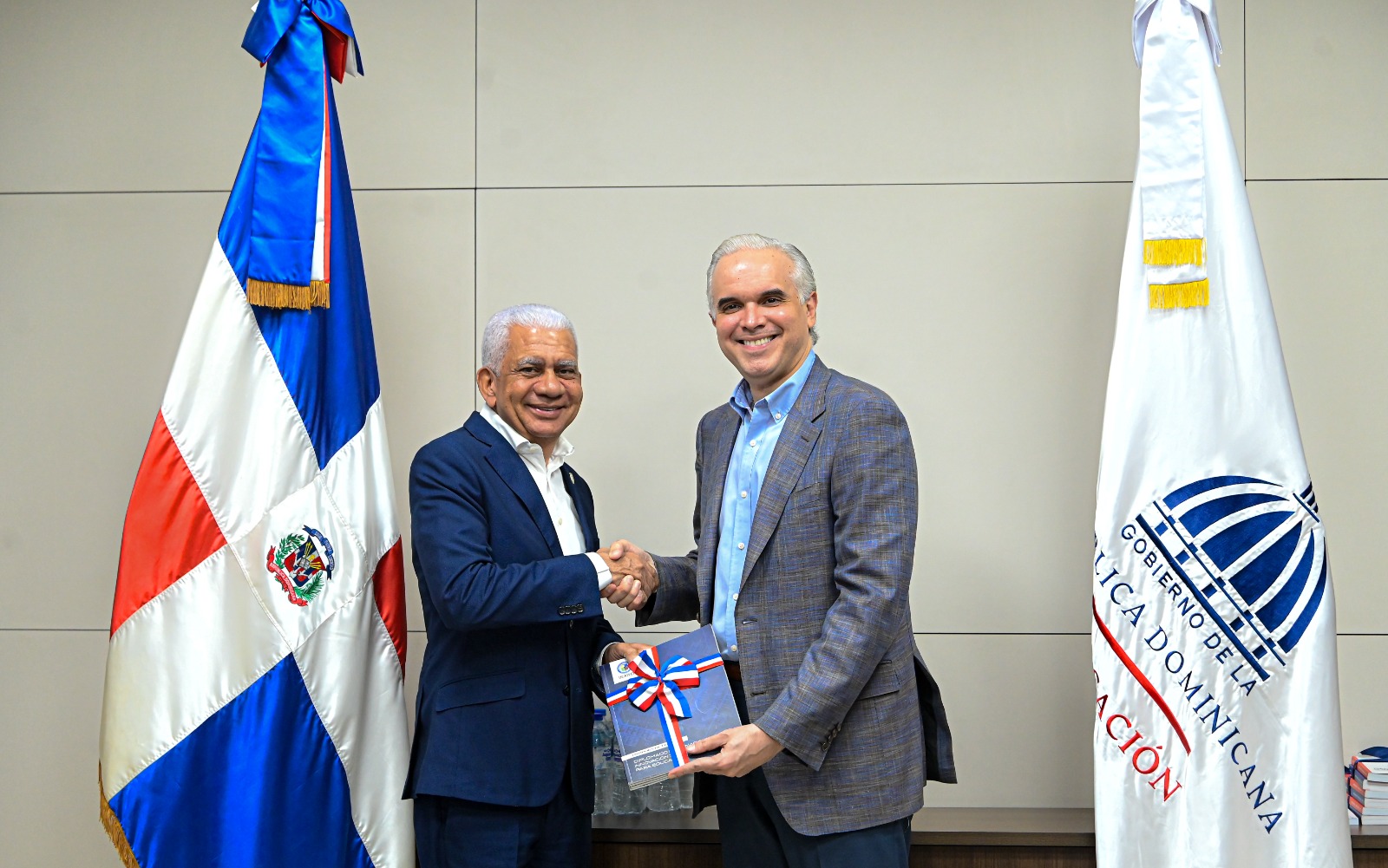 Ricardo de los Santos presenta al ministro de Educación propuestas de transformación educativa y actualización tecnológica para docentes