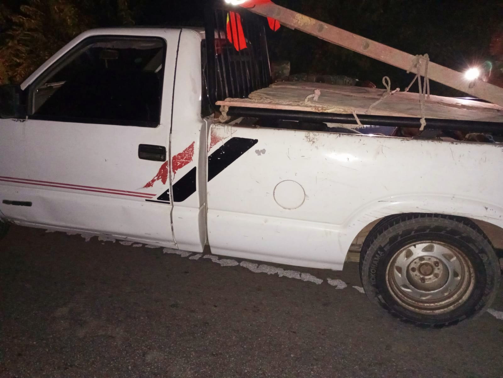 Apresan hombre ocultaba indocumentados debajo de tablas de madera en una camioneta en San Juan de la Maguana
