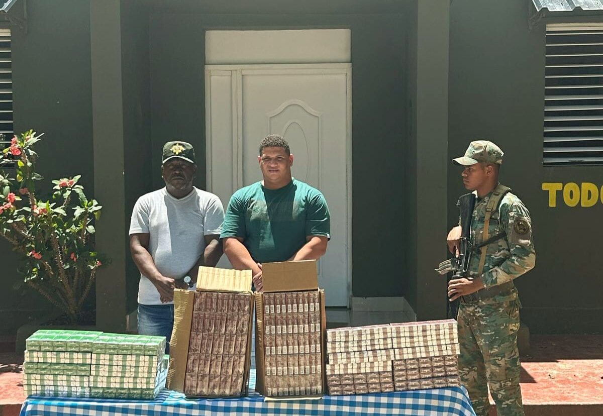Detienen empleado de Migración con 20,000 cigarrillos de contrabando en San Juan de la Maguana