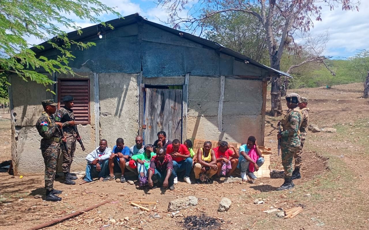 Encuentran grupo de inmigrantes indocumentados en una casa abandonada en Las Matas de Farfán