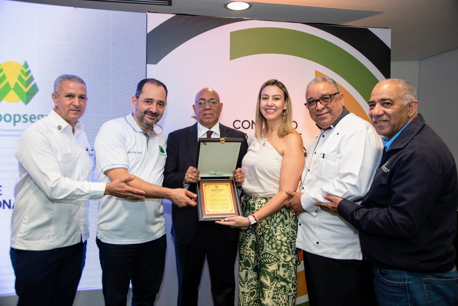 Colombia reconoce el cooperativismo dominicano a través de Yanio Concepción