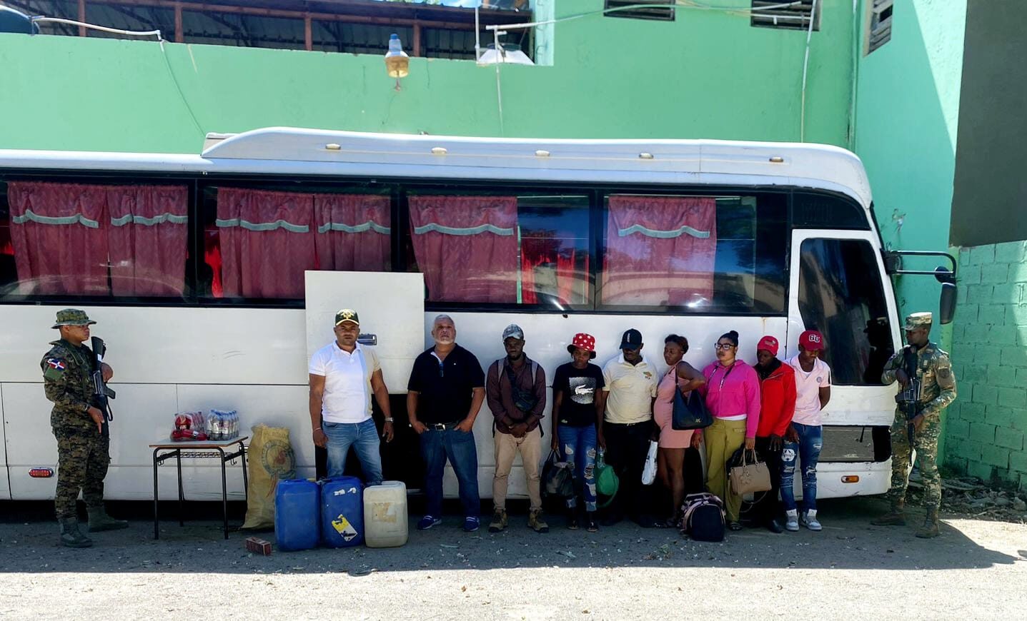 En autobús de transporte público incautan bebidas alcohólicas, cigarrillos de contrabando y detienen indocumentados en Valverde
