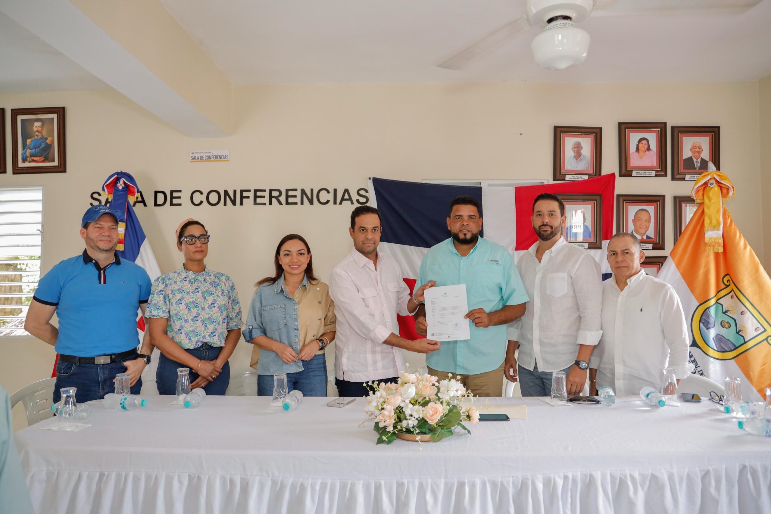 Gobierno entrega certificaciones de fondos para obras y compras de equipos en Gaspar Hernández